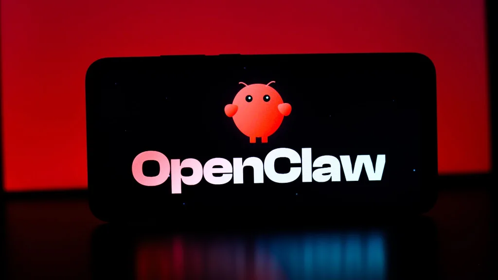 Логотип OpenClaw на экране телефона